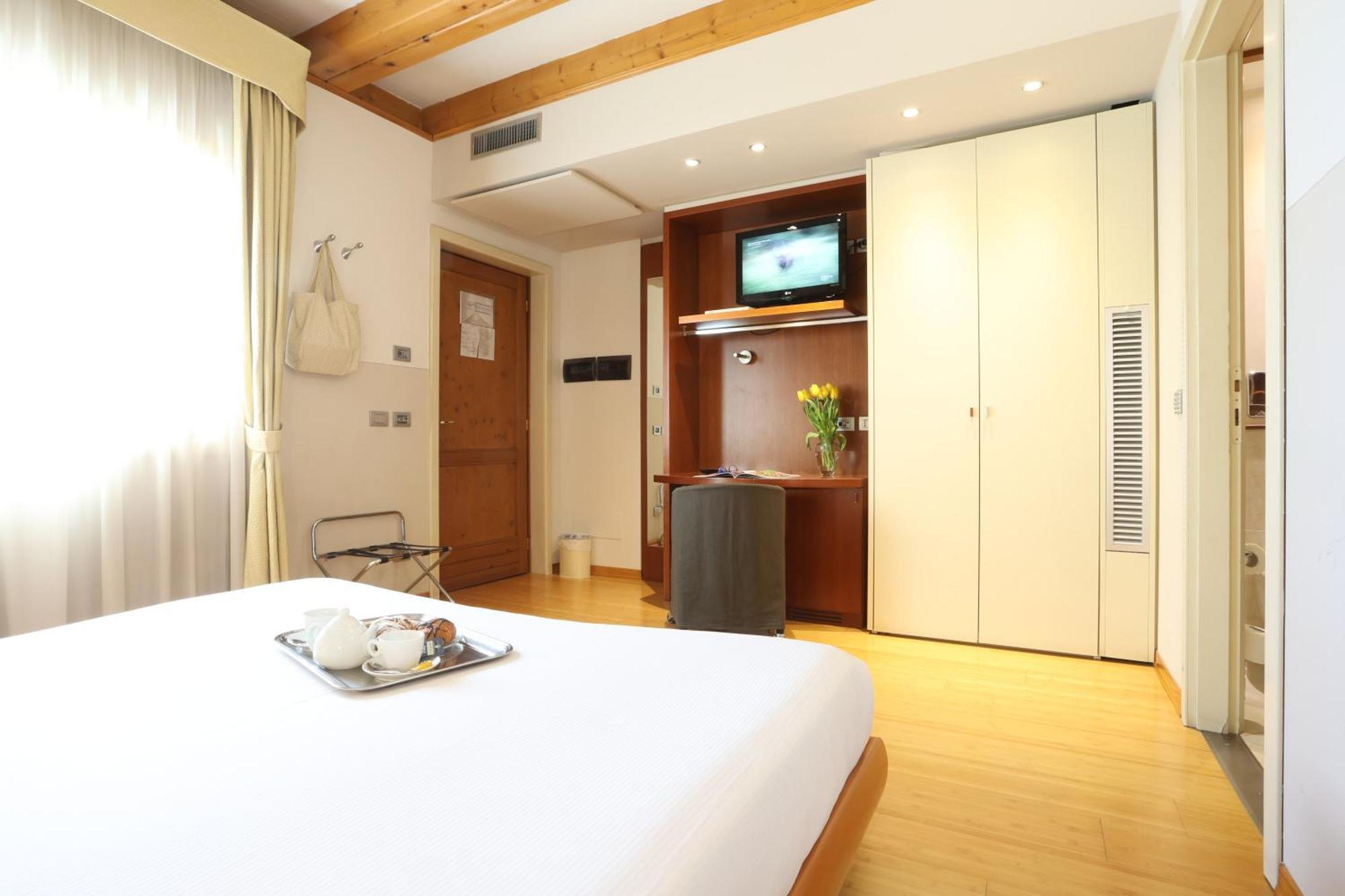 Hotel Della Torre 1850 Ponte San Marco ภายนอก รูปภาพ
