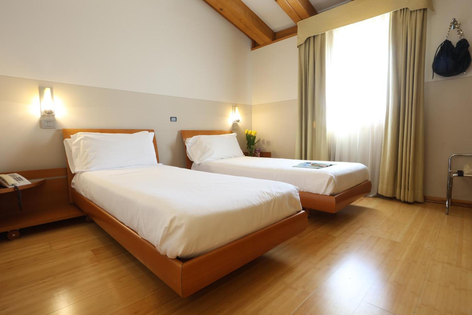 Hotel Della Torre 1850 Ponte San Marco ภายนอก รูปภาพ