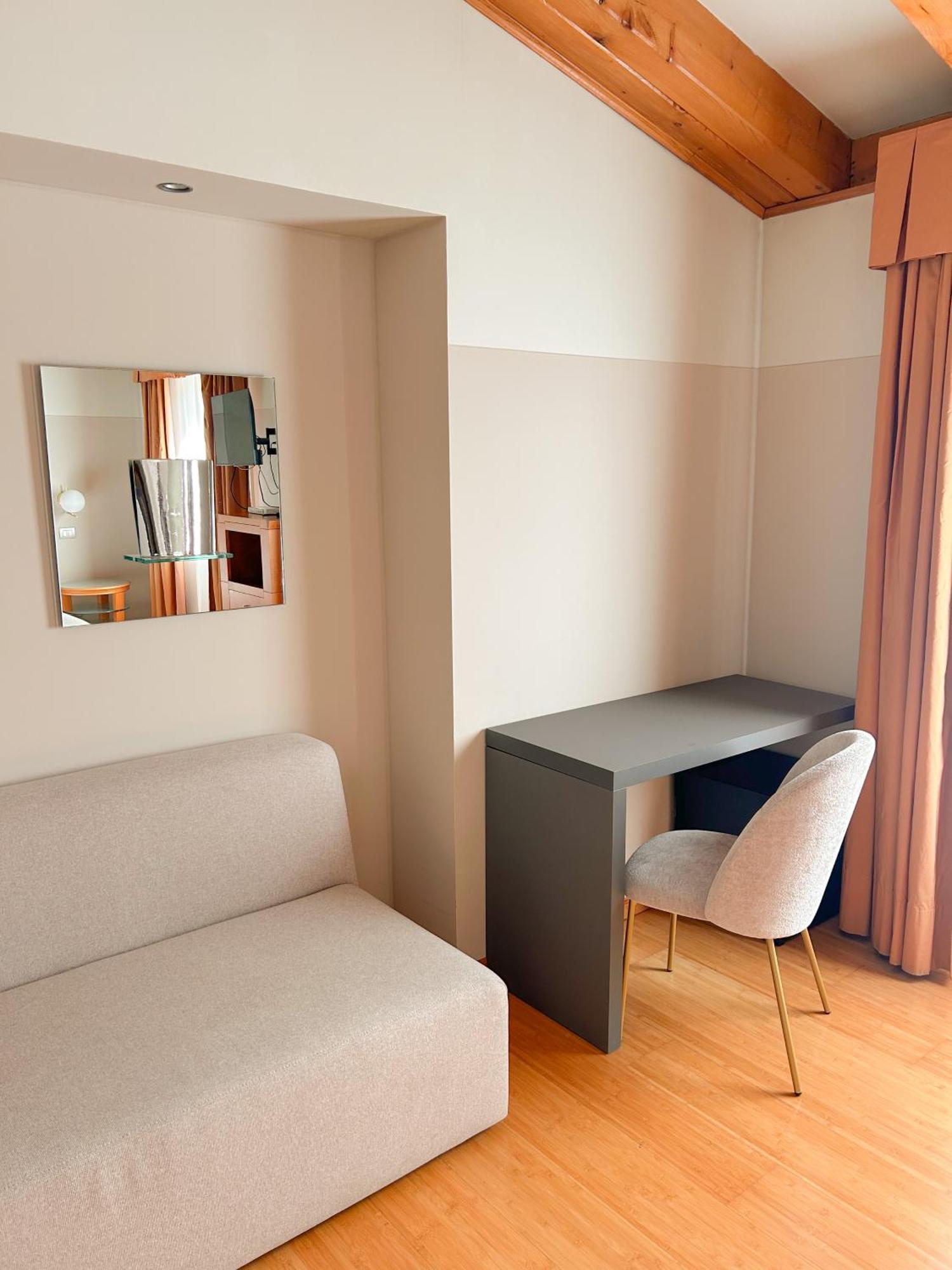Hotel Della Torre 1850 Ponte San Marco ภายนอก รูปภาพ